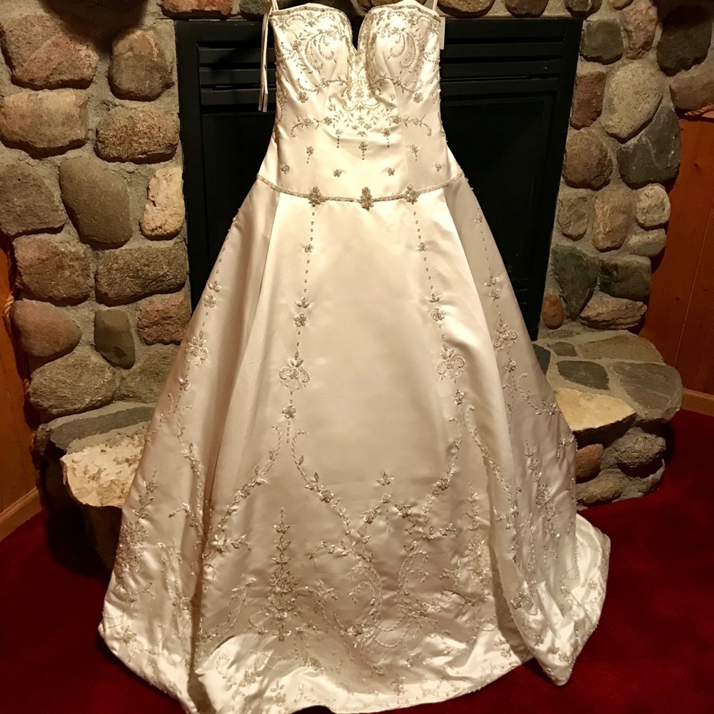 Brand new ivory wedding dress size 12